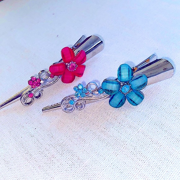 Set of 2 small hair clips.  Rhinestone, floral design. - Picture 1 of 4